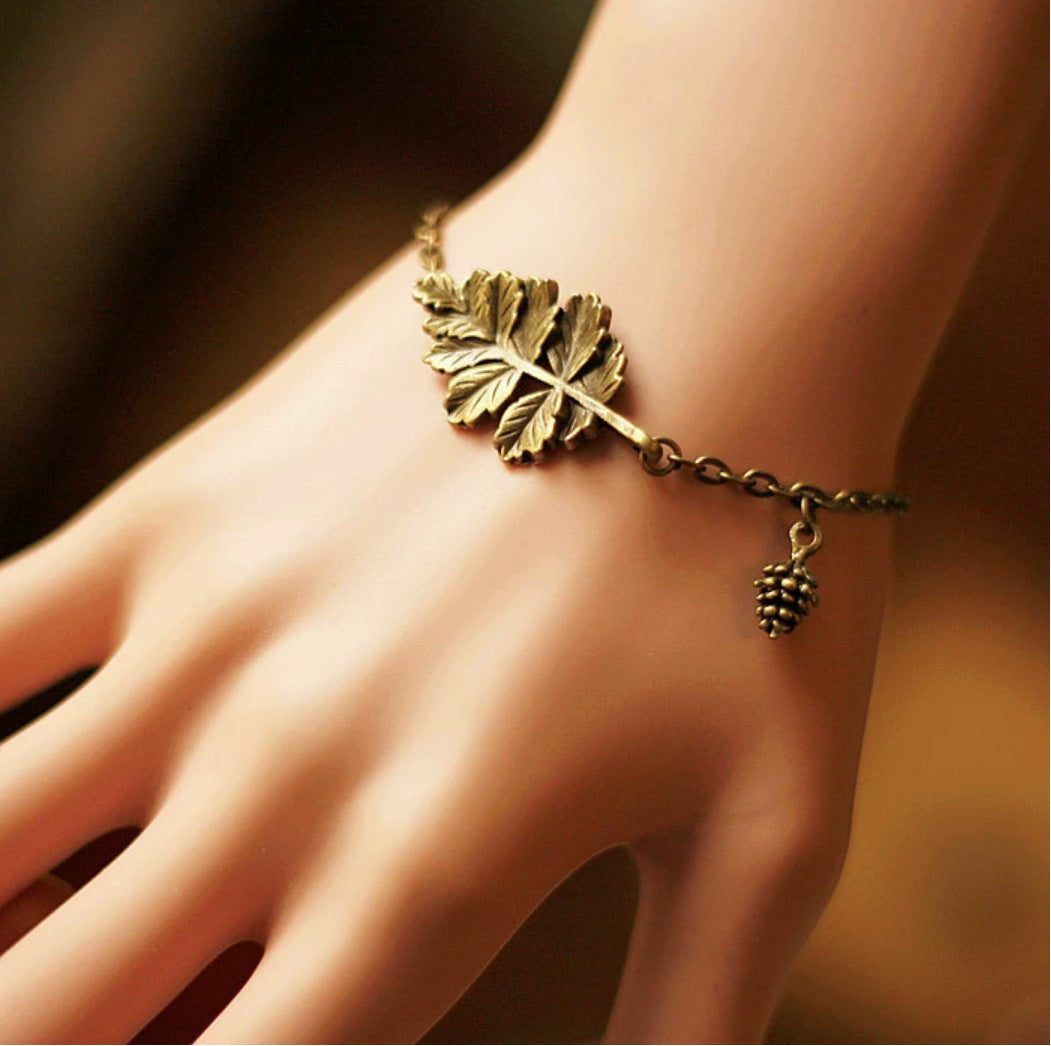 ZUZANA | Vánoční ručně vyrobený náramek s perlovou sněhovou vločkou