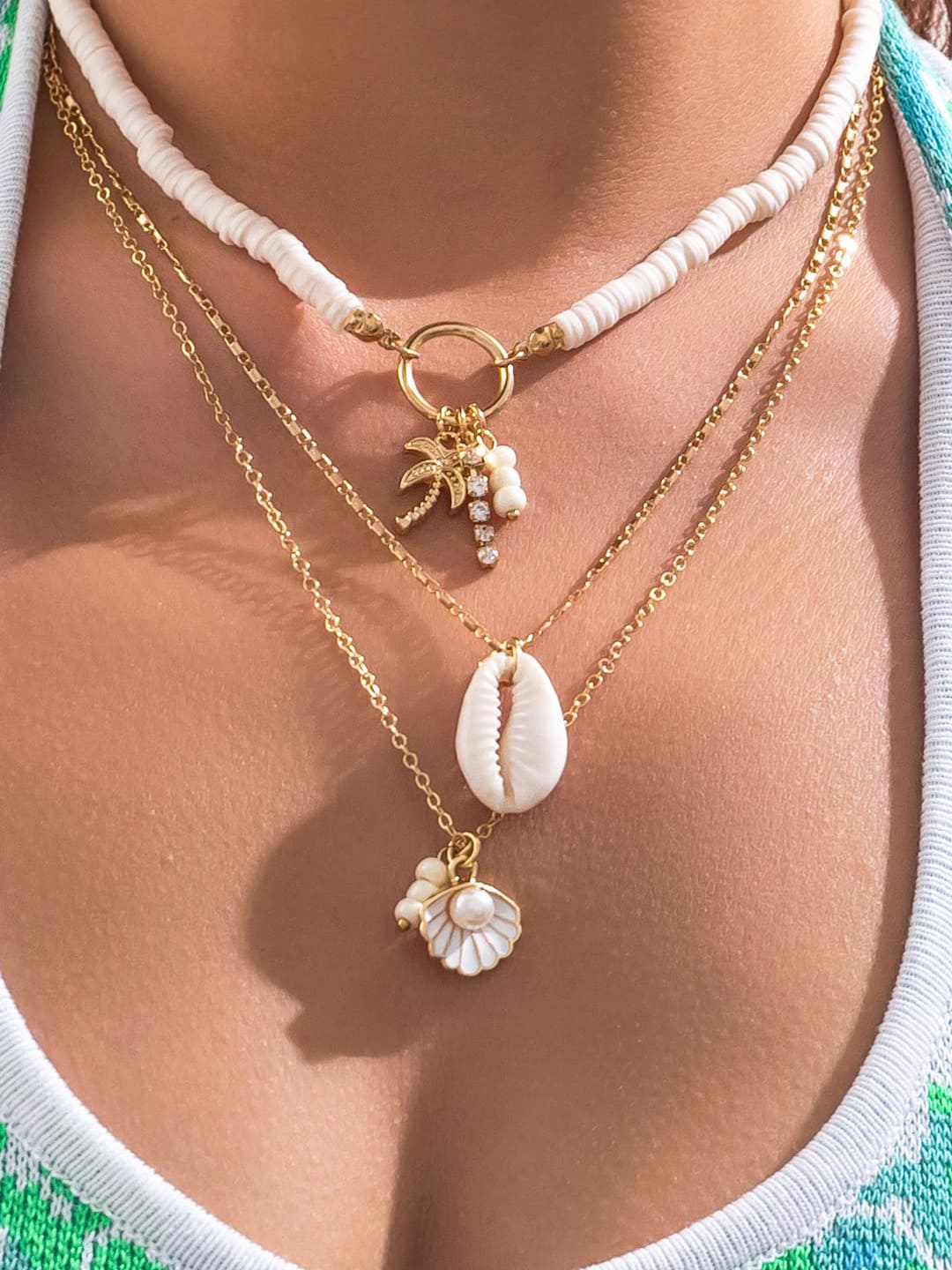 ZUZANA | Náhrdelník s přívěskem ve tvaru mušle a slunečnice s více vrstvami